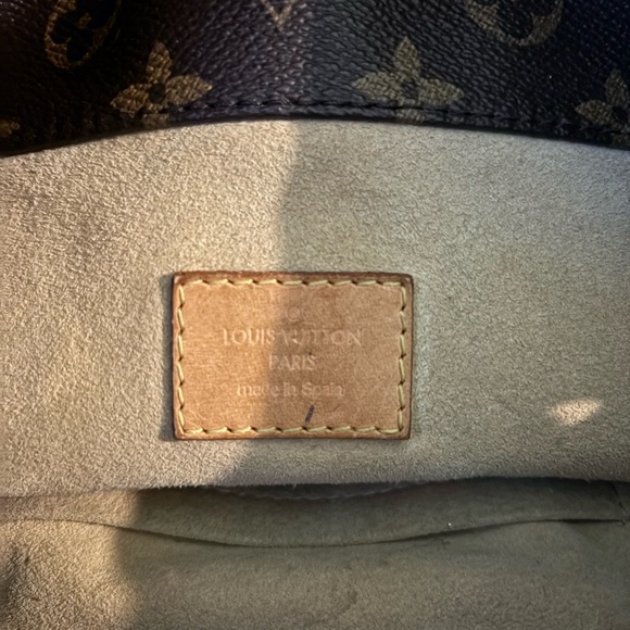 100% AUTHENTIC Louis Vuitton Monogram
Artsy MM Hobo Shoulder Handbag - Picture 9 of 11